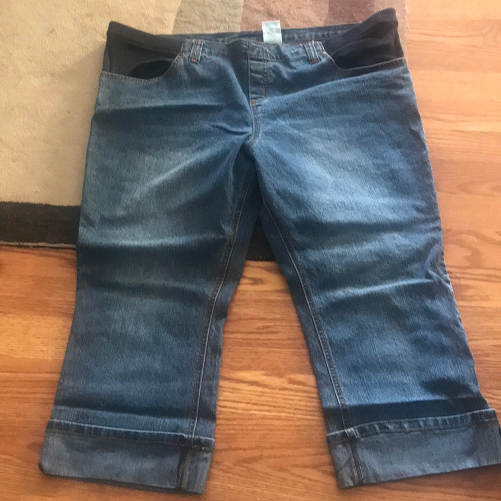 Maternity capris